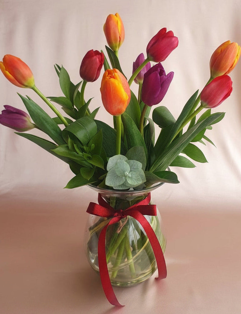 Arreglo con 10 tulipanes multicolor