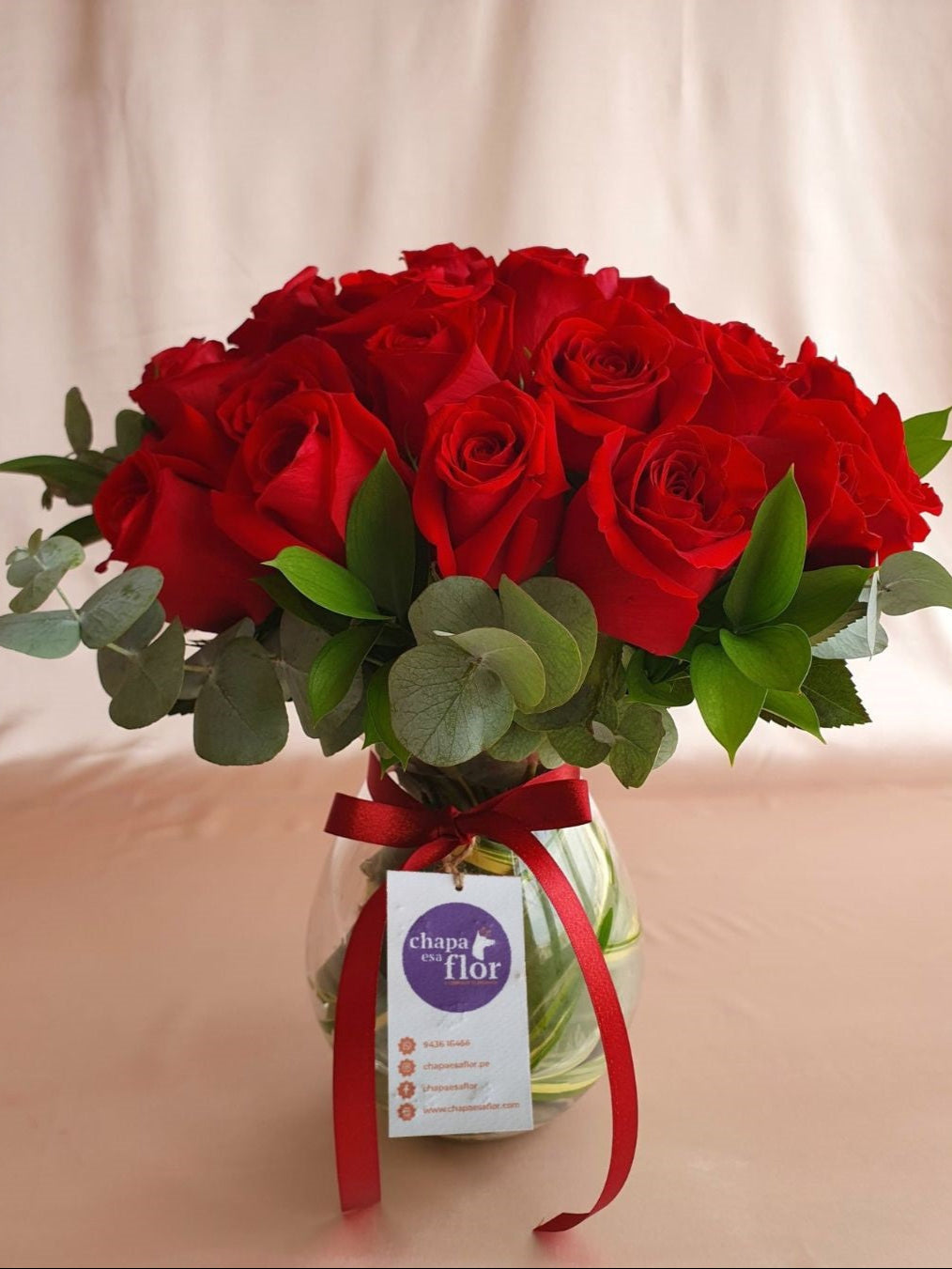 Arreglo con 24 rosas rojas