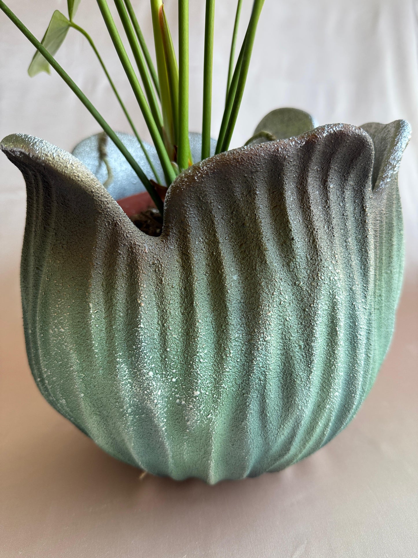 Anturios rojos Mamá con pieza tulipa turquesa Tahua pottery