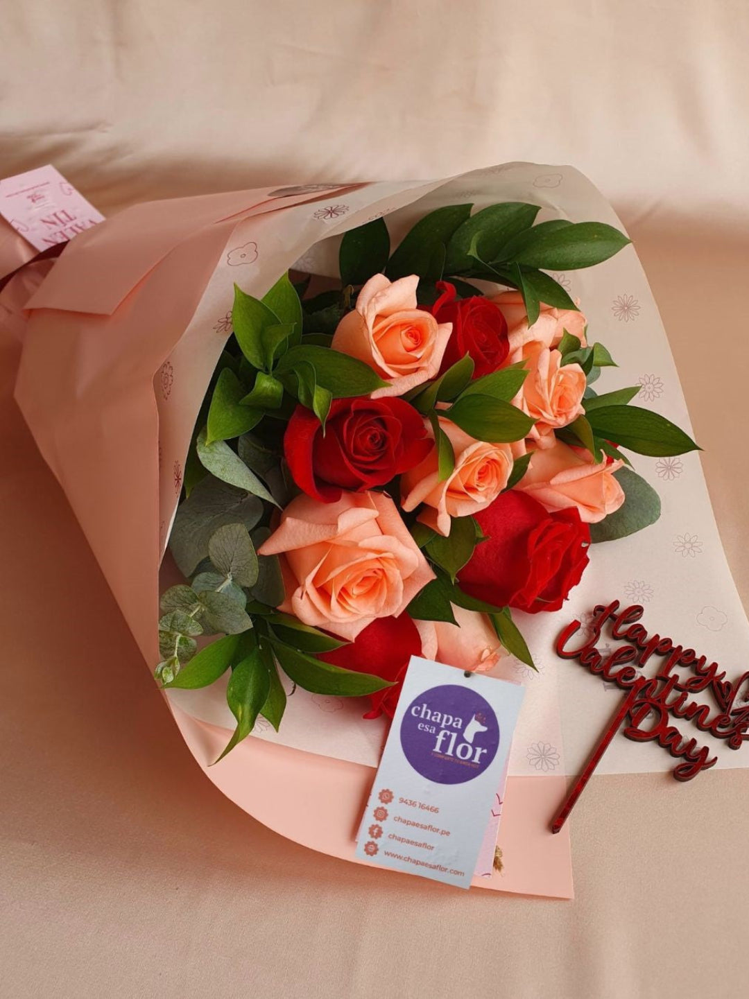 Ramo con 12 rosas mixtas rojo rosado