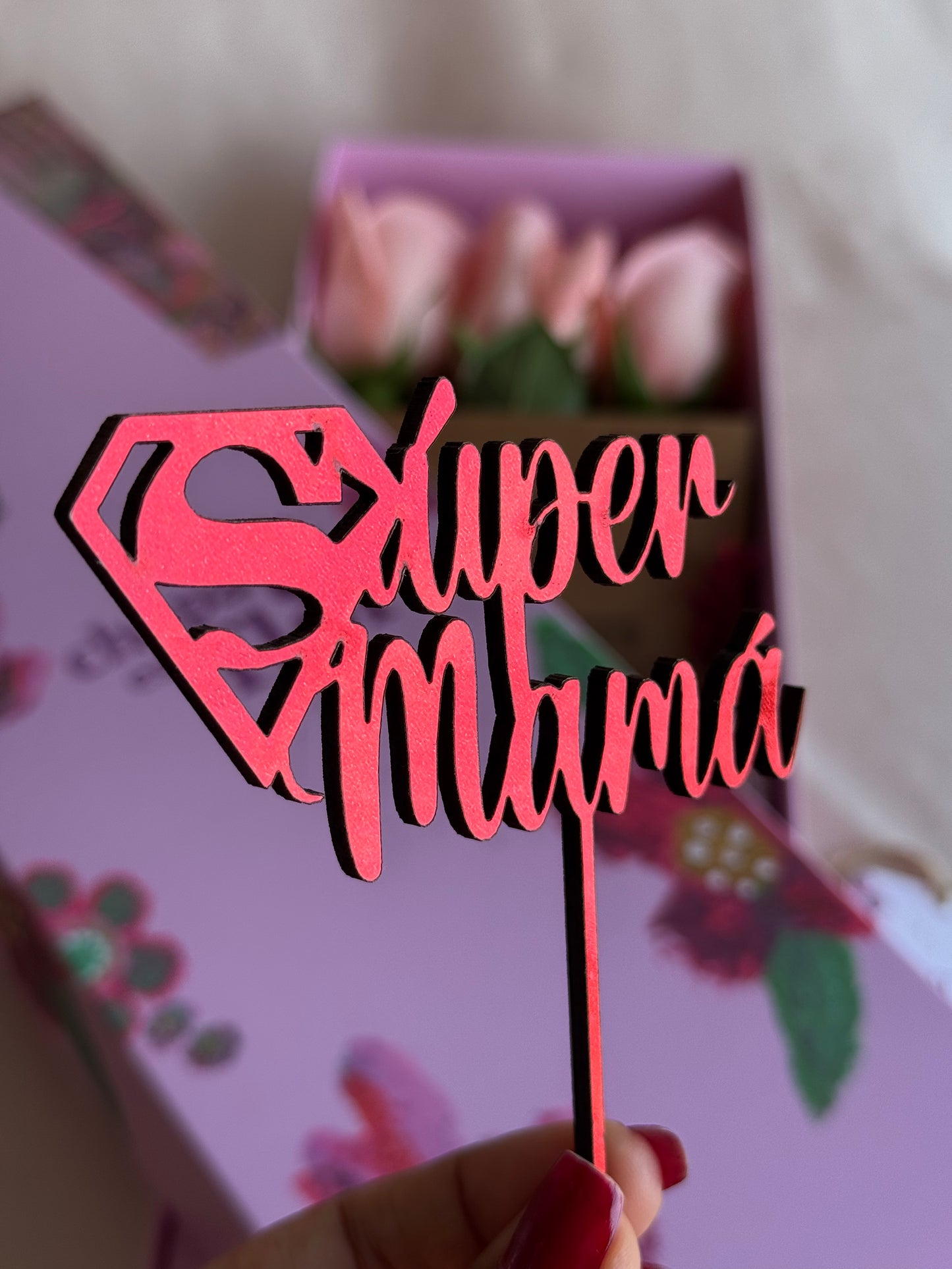 Box Premium Mamá con 3 rosas rosadas
