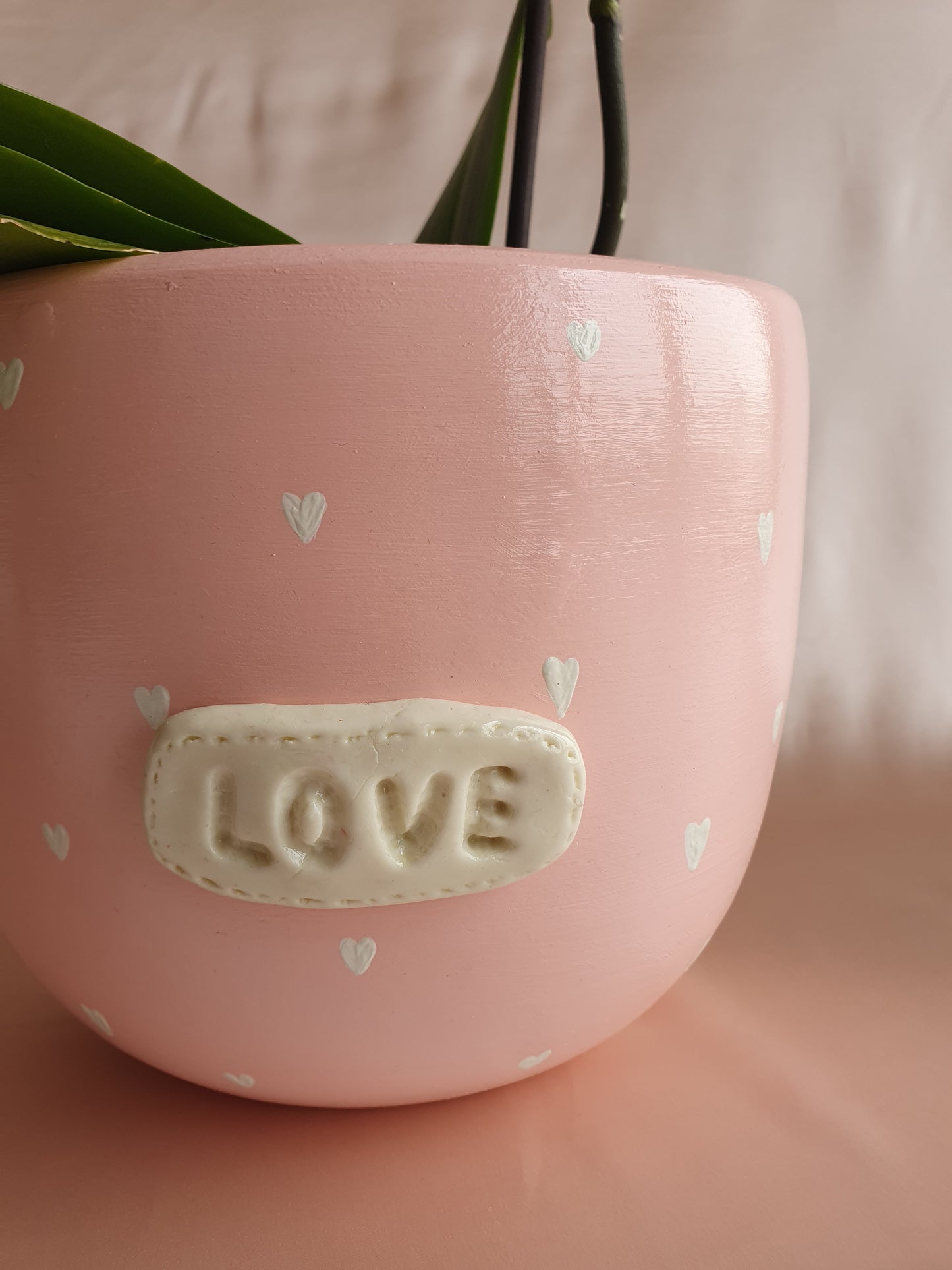 Orquídea Yuraq con pieza macareno LOVE