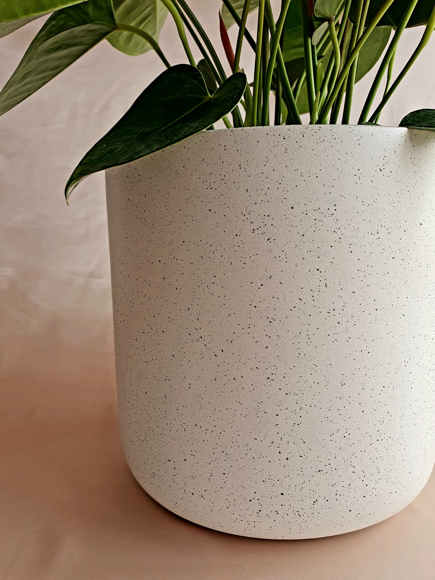 Orquídea Miski con pieza blanca diseño terrazo Tahuapottery