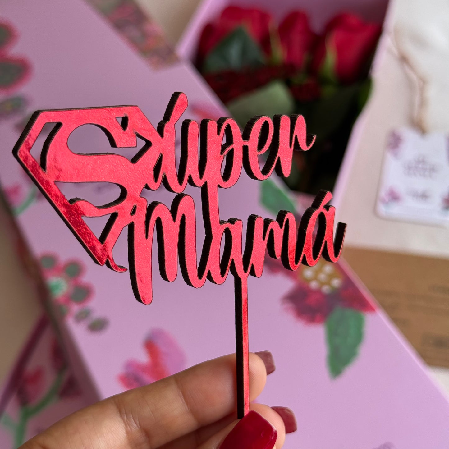 Box Premium Mamá con 3 rosas rojas