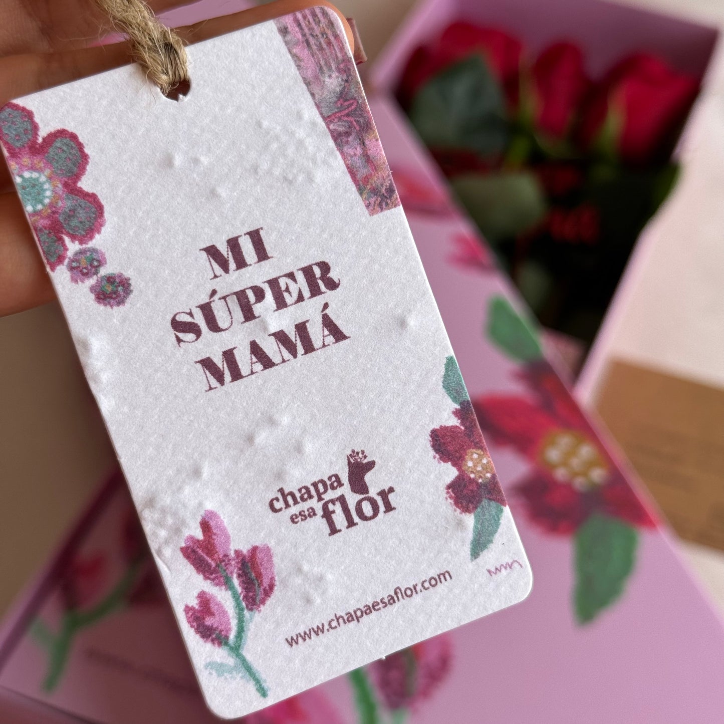 Box Premium Mamá con 3 rosas rojas