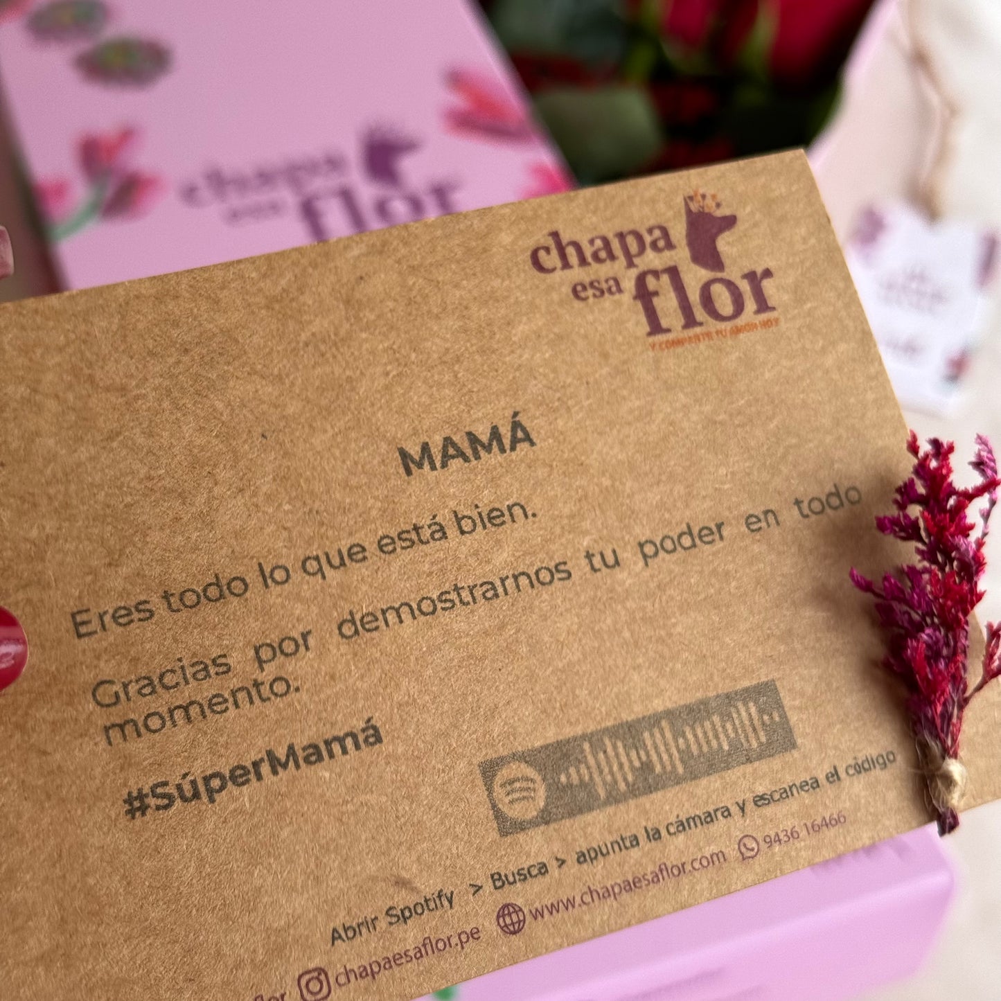 Box Premium Mamá con 3 rosas rojas