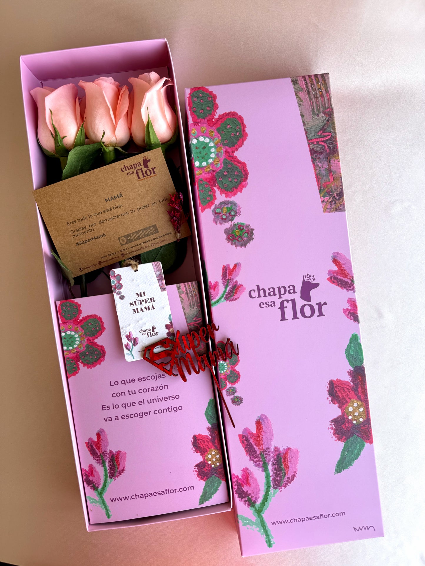 Box Premium Mamá con 3 rosas rosadas