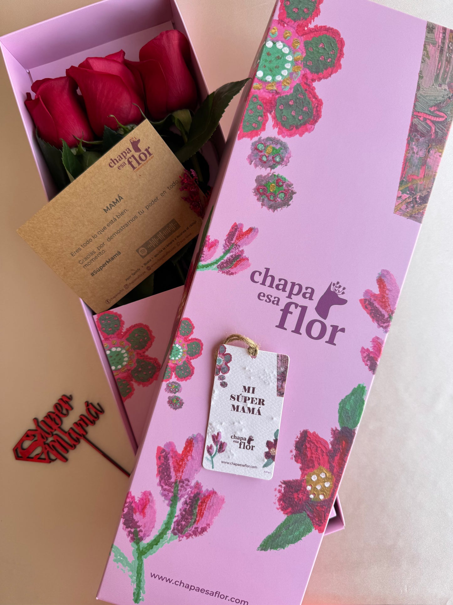 Box Premium Mamá con 3 rosas rojas