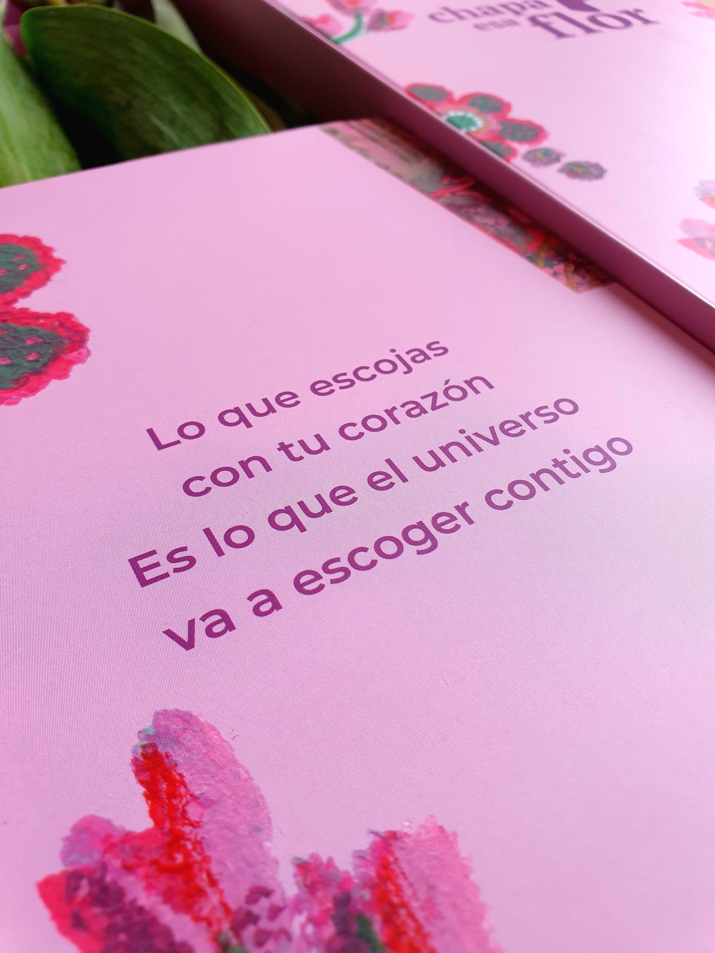 Caja Box Premium con 5 tulipanes rojos | Edición Mamá