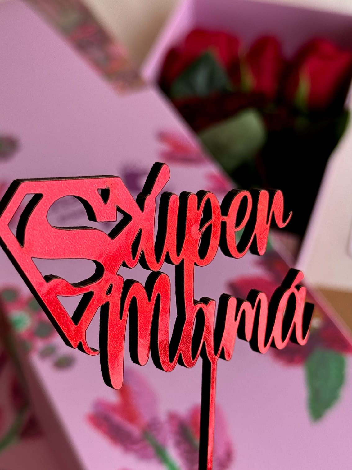 Box Premium Mamá con 6 rosas rojas