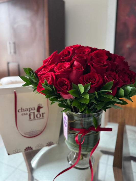 Arreglo Buchón con 50 rosas rojas
