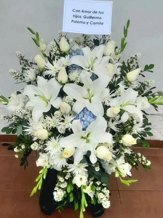 Arreglo de Condolencias Lirios y rosas blancas