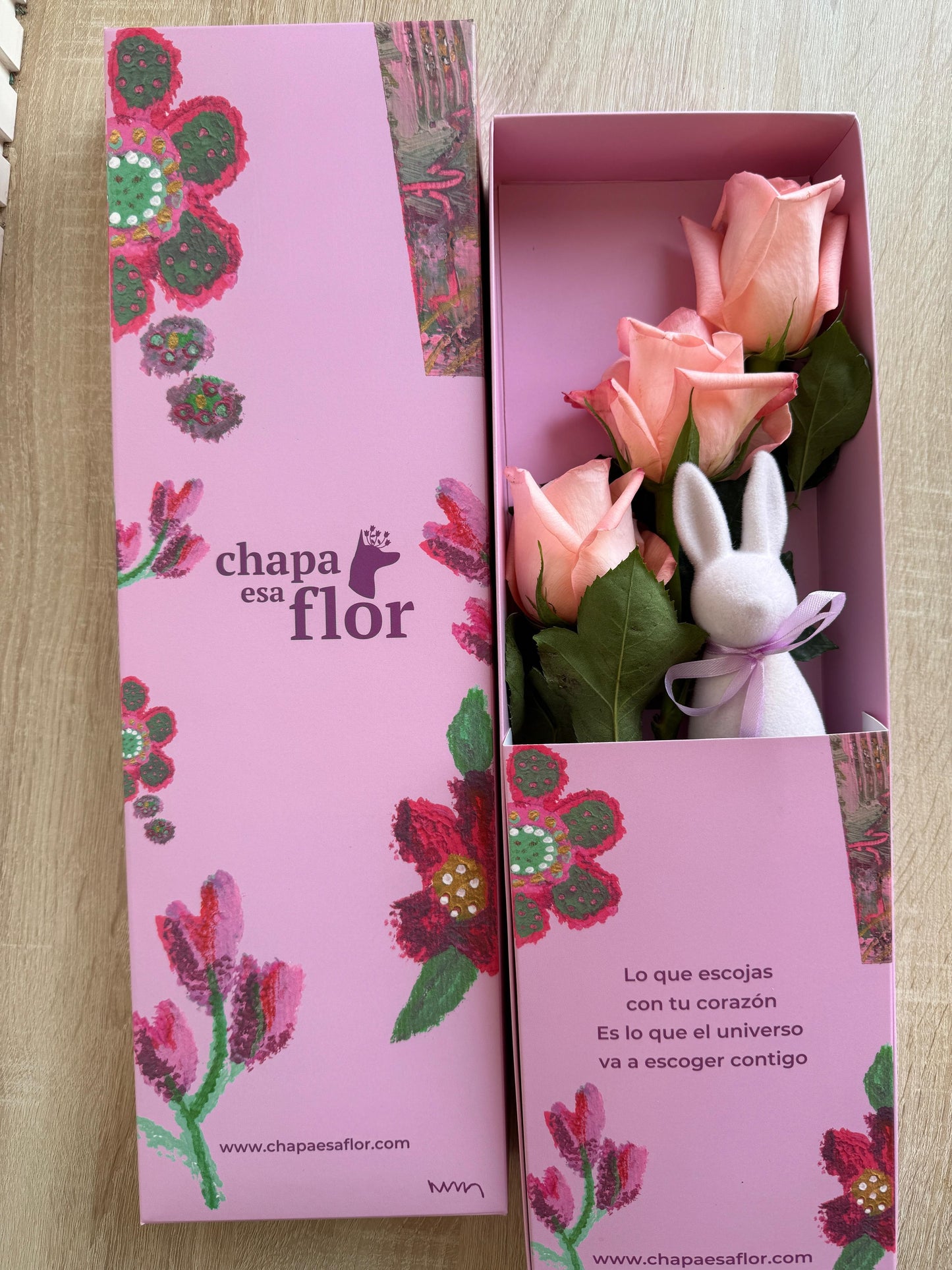 Caja Box Premium con 3 rosas rosadas | Edición Pascuas