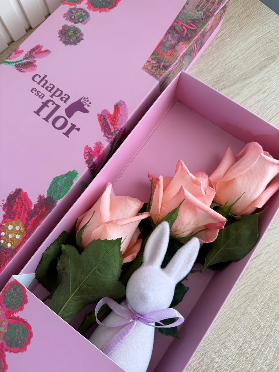 Caja Box Premium con 3 rosas rosadas | Edición Pascuas