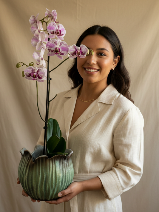 Orquídea Miski con pieza tulipa turquesa Tahuapottery