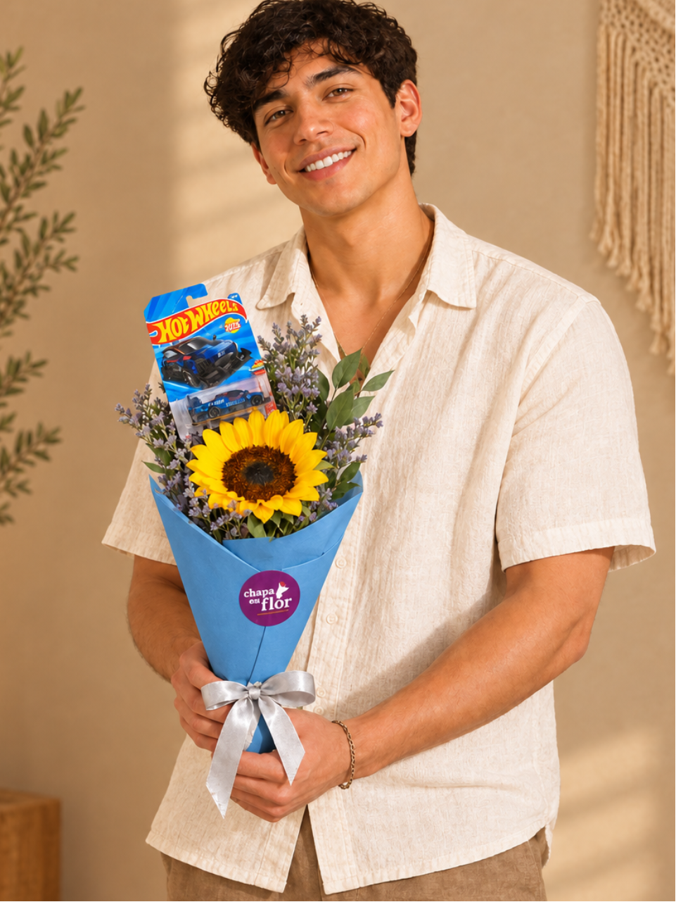 Ramo con el empaque azul liso, sin el estampado de flores