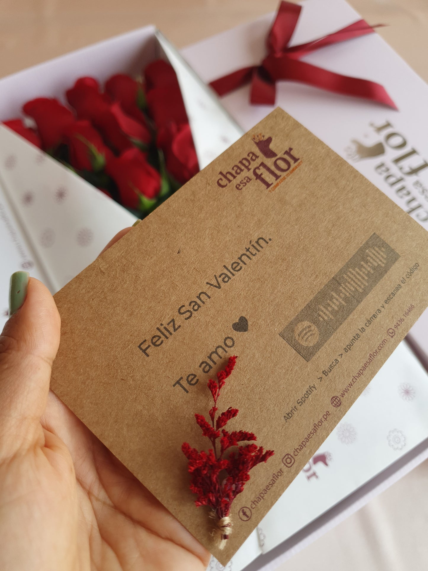 Box Premium con 12 rosas rosadas