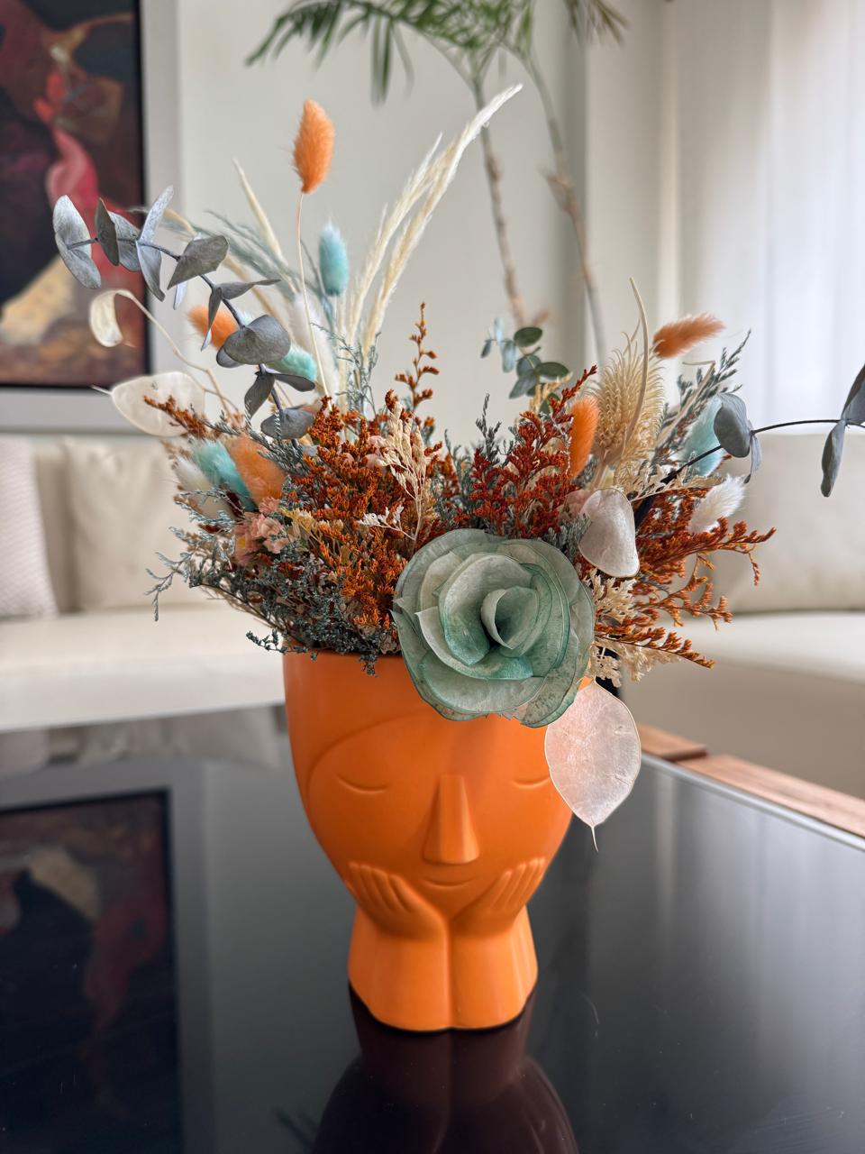 Arreglo “Niña Enamorada” de Flores Secas pieza naranja