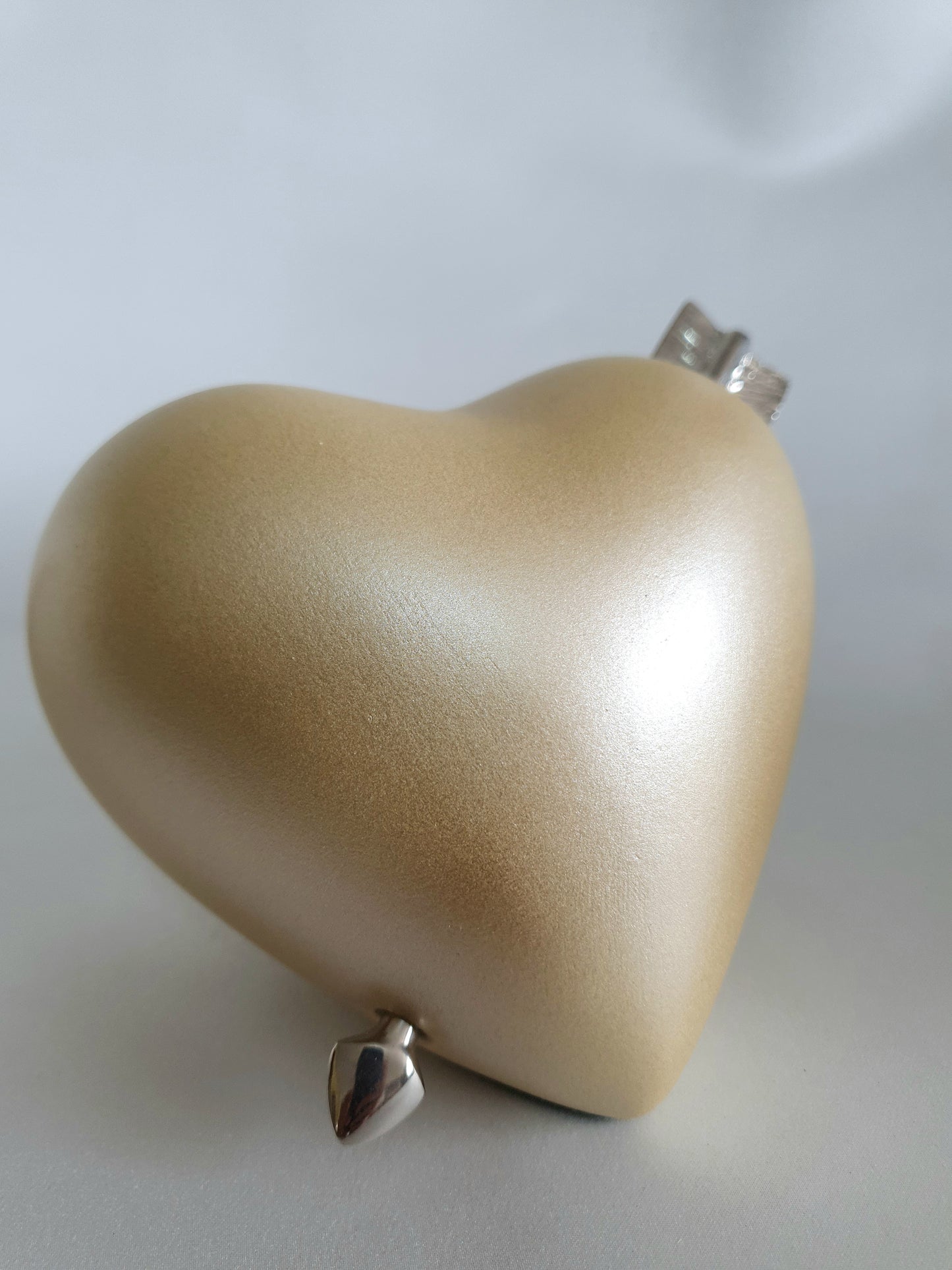 Figura deco corazón flechado