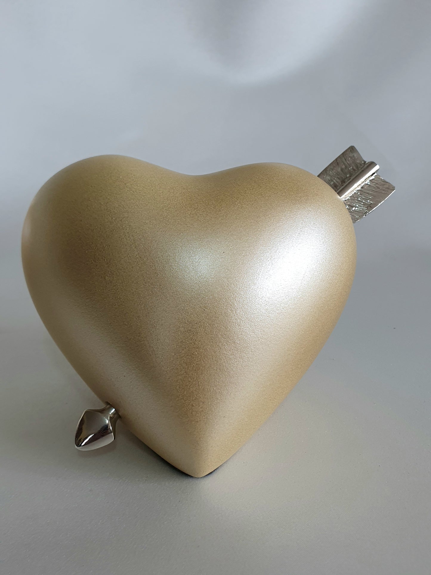 Figura deco corazón flechado